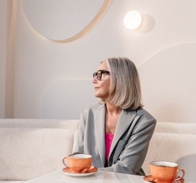 Femme attendant son premier rendez-vous amoureux dans un café