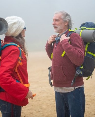 Couple de seniors pratiquant la randonnée ensemble en bord de mer